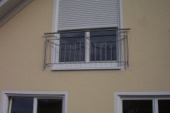 verkleidungen-und-franzoesische-balkone_033_franzoesischer_balkon_mit_rundbogen_im_obergurt